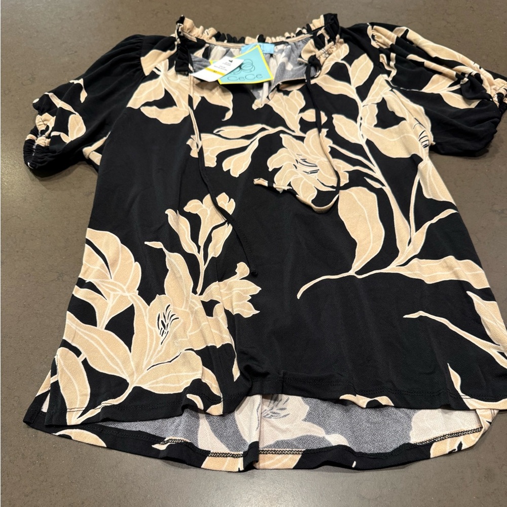 NWT CeCe
Women's Ruffled Sleeve V-Neck Blouse Sz: M - Picture 3 of 9